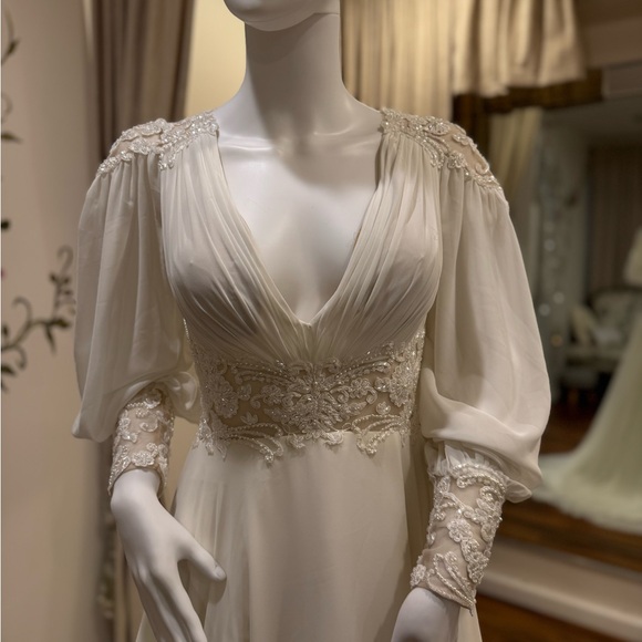 V-Neck and Backless Long Sleeve Lace Vintage Wedding Gown - Picture 3 of 3